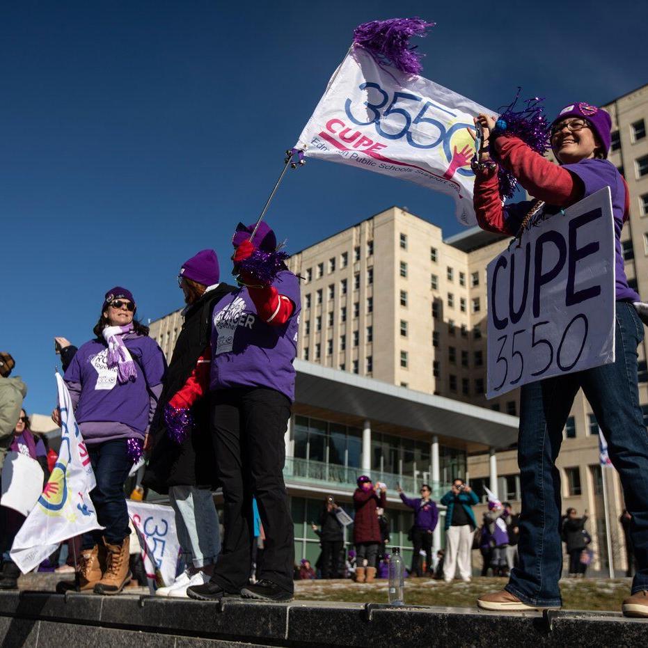 Hundreds of school support workers rally at legislature as Alberta releases budget